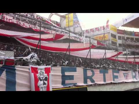 "Eres mi vida, eres mi alegria" Barra: Muerte Blanca &bull; Club: LDU