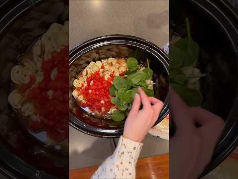 CROCKPOT CHEESY TORTELLINI 😍 Perfect for those winter dinner nights in!
