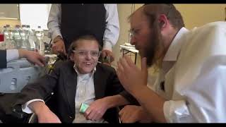 אהרלה אייזנר   - כתיבת ספר תורה