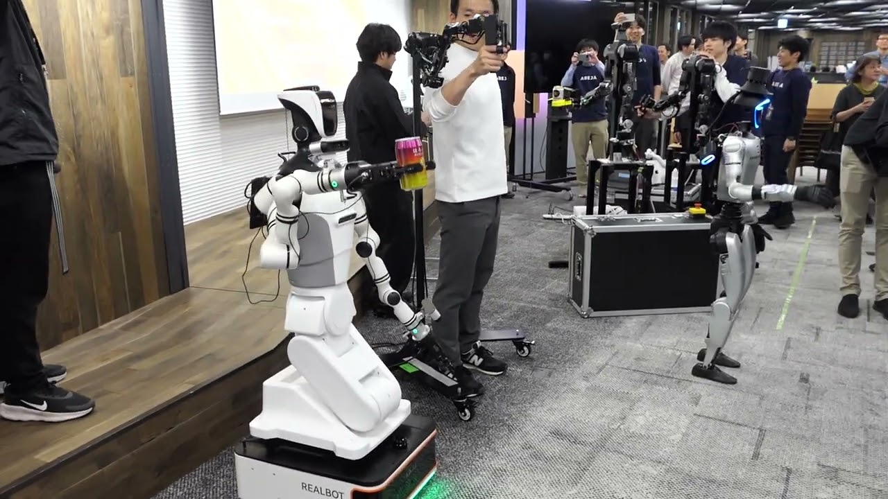 ロボットで乾杯 「AI Robot Japan」第一回イベントから