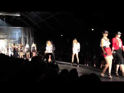 VIDEO SFILATE DONNA MILANO S/S 2013 - DSQUARED2