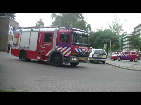 Veel brandweerauto's komen en gaan bij de Zaanse bond wedstrijden in krommenie (met sirenes)