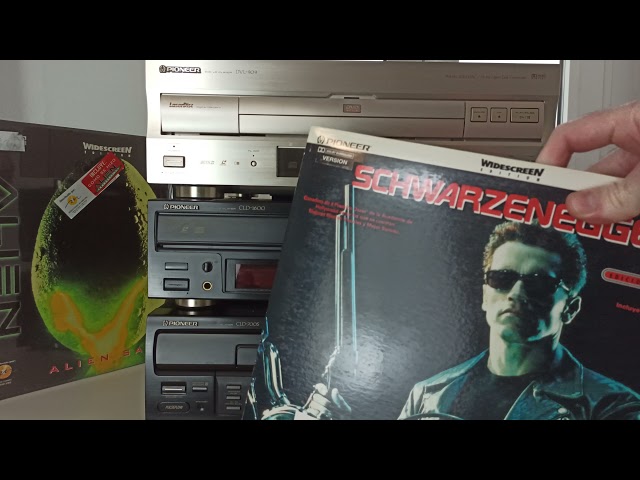 Vídeo relacionado con Mujer Para el registro Compro Laserdiscs Awesome Laserdisc Collectors Camiseta Cuello V