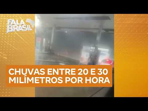 Ventos arrancam cobertura de posto de combustível e lançam destroços sobre veículos em Varginha (MG)