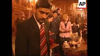 Medal ceremony for released female hostages, UN bite