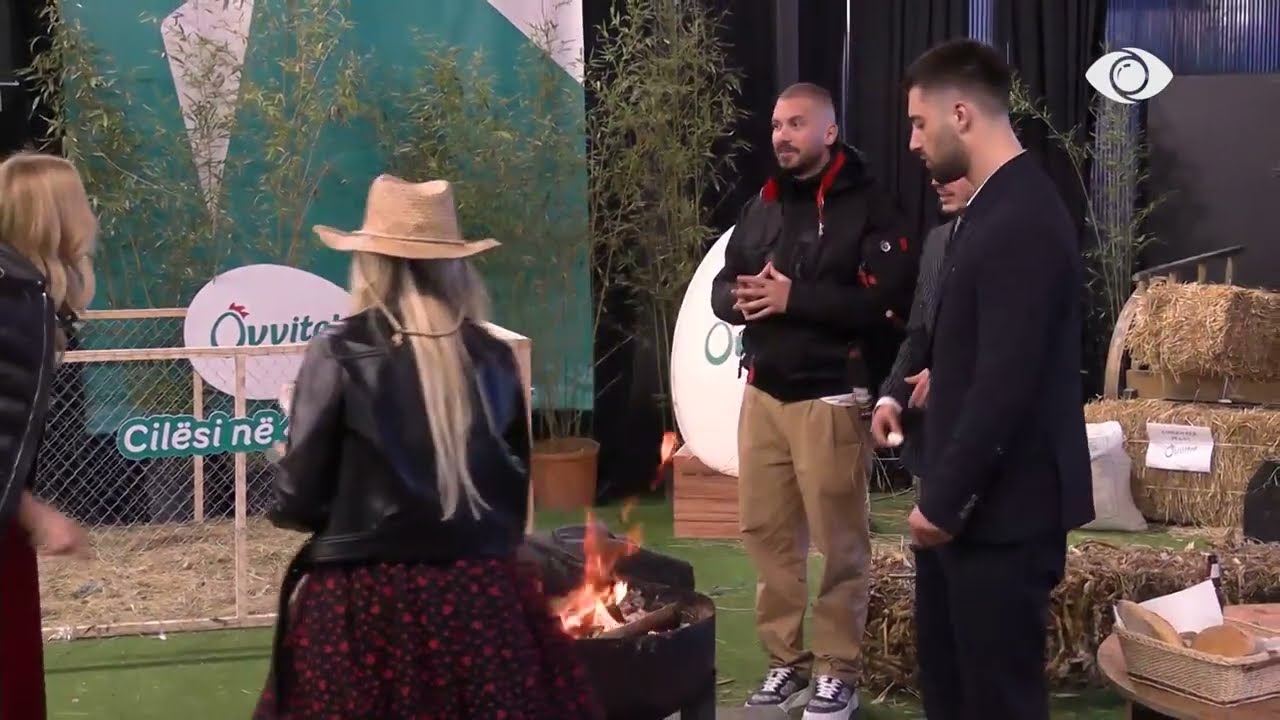 Të vendosur përreth zjarrit, Bardhi dhe Meritoni këndojnë në fermë! U bashkohet edhe Sara