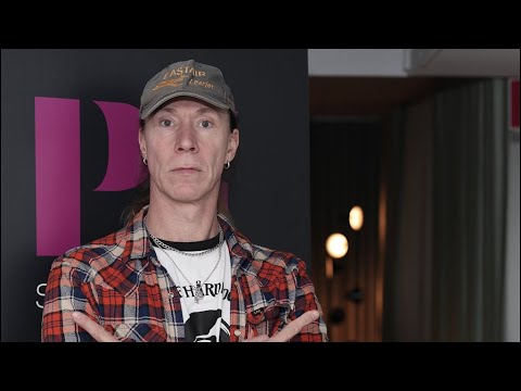 Här förs Martin E Type Eriksson bort av polisen – allt filmas