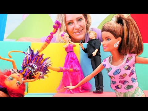 Spielspaß mit Barbie und Nicole. Der Schönheitswettbewerb. Video für Kinder.