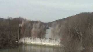 preview picture of video 'KY22 o KY River Truss Bridge Demolition at Gratz 720x480L.avi'