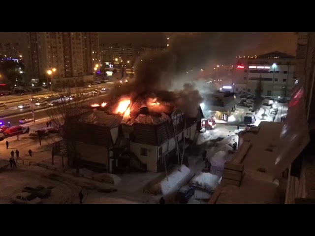 Ночью в Казани загорелась крыша ресторана «Старый Амбар» - ФОТО и ВИДЕО