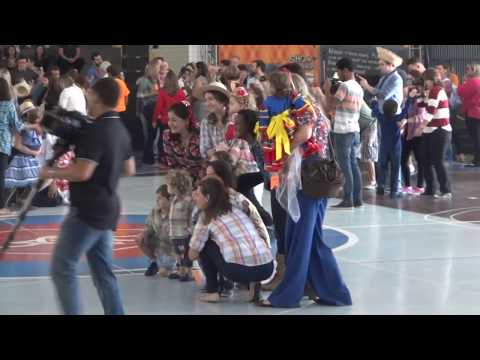 Isabela, Cecília e Bernardo brincando na festa junina (8.7.2017)