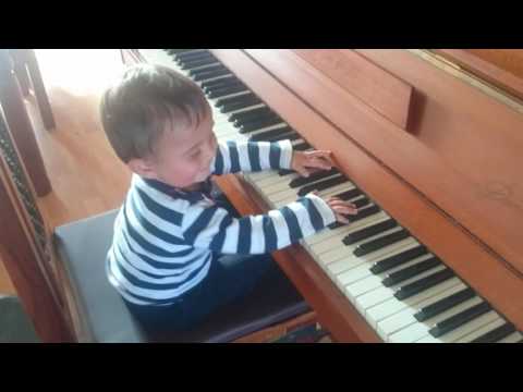 Gra na pianinie 9,5 miesiaca