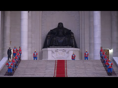 Төрийн далбааг мандуулж, Их цагаан тугийг цэнгүүллээ