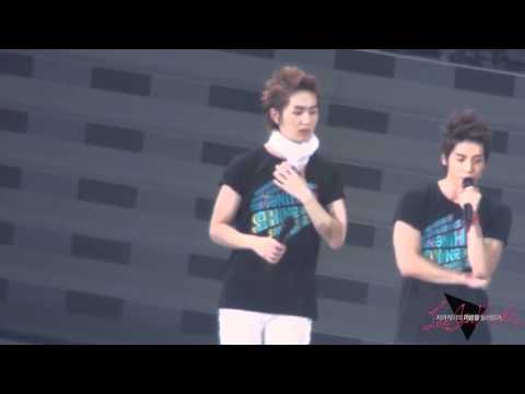 [FANCAM] 111125 Onew wiping sweat, tieing towel round his neck + speaking japanese @ SWC in 0saka