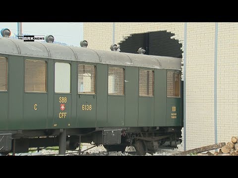 Buchs SG: Rangier-Unfall - Lok stösst historischen Waggon durch Wand