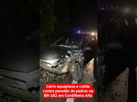 Carro aquaplana e colide contra paredão de pedras na BR-282 em Cordilheira Alta