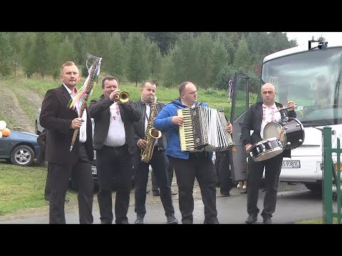 Zespół "MŁODE GŁODY" i drużba Piotr Sroka - u Pani Młodej