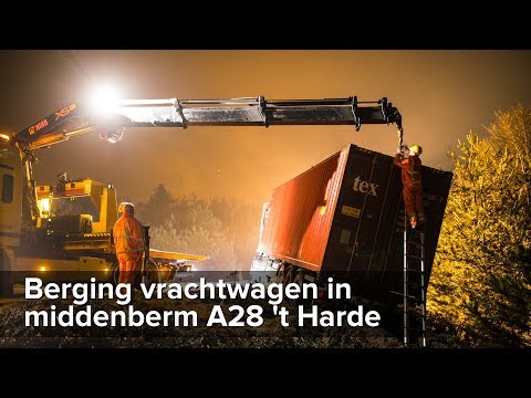 Vrachtwagen ploegt door middenberm A28 't Harde - ©StefanVerkerk.nl