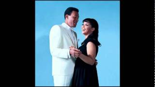 Marvin Gaye & Tammi Terrell - Give A Little Love