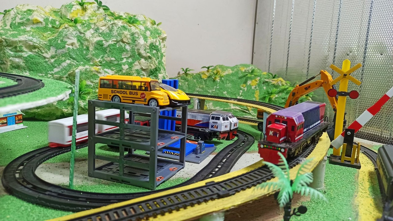 DRAMA MENJALANKAN KERETA API INDONESIA. LOKOMOTIF CC 201, CC 203 ,  CC 206, KERETA UAP DAN MONORAIL