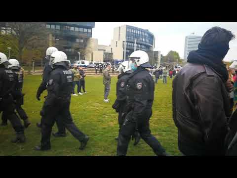 72-jähriger Mann wird bei Demo in Düsseldorf abgeführt (17.04.2021)