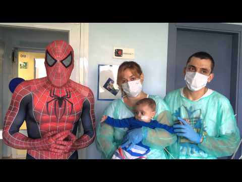 Spiderman busca una médula para el pequeño Abel, ingresado en el Materno de Málaga