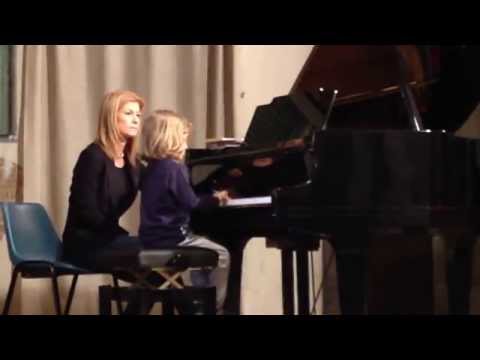 elijah 4 anni e mezzo al pianoforte si esibisce al saggio di natale..