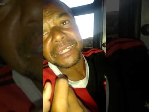 Bêbado saindo de ônibus