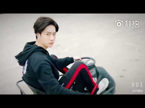 180125 UNIQ Yibo - New toy (weibo update)