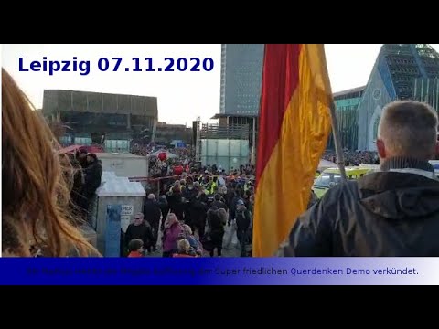 Leipzig, als Markus Haintz die illegale Auflösung der Super friedlichen Querdenken Demo verkündet.