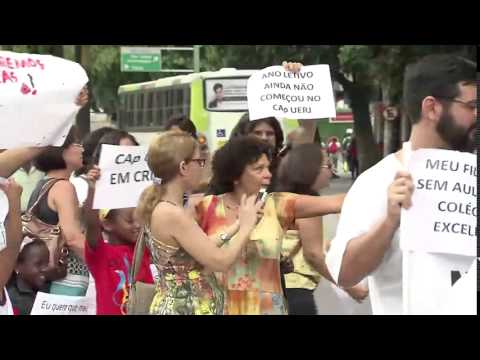 Alunos do Colégio de Aplicação da UFRJ fazem manifestação em frente à universidade