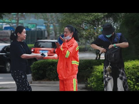 看到正在流鼻血的環衛工人，路人們的做法讓人意想不到