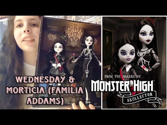 Vídeo relacionado con Monster High Skullector Addams Family Doll Paquete de Dos Piezas: Morticia & Wednesday, muñecas coleccionables Totalmente articuladas con Certificado de autenticidad