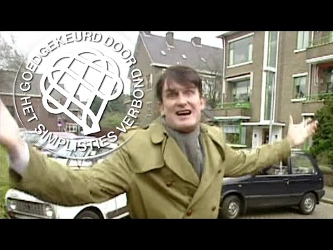 Moeder en zoon parkeren een auto - Van Kooten en De Bie