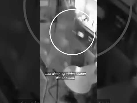 Met mokers en hamers vitrines kapotslaan | Plaats Delict