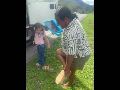 Mother slips into grass during roadside stop in João Neiva, Espírito Santo, Brazil