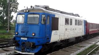 preview picture of video 'Romania: CFR Class 62 diesel loco departs from Reghin on a train from Targu Mures to Miercurea Ciuc'