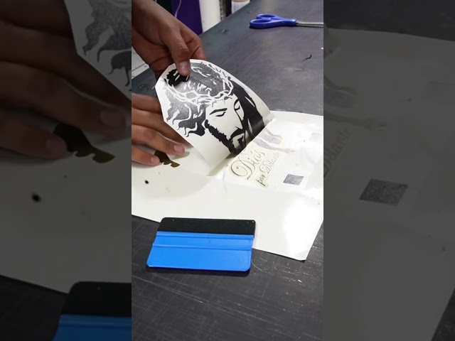 Vídeo relacionado con SIMBOLIKS Adhesivo Drac de Sant Jordi, Medida 9 x 8 cm. Pegatina Sant Jordi Vinilo Impermeable para Coche, Moto, Ventana. Fácil colocación, Diada de Catalunya, Dragón, Adhesiu Dia del Llibre