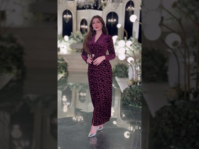 فستان بورغندي مخملي بنقشة أوراق ولمسة قلب