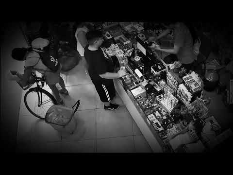 Donna che ruba il cellulare