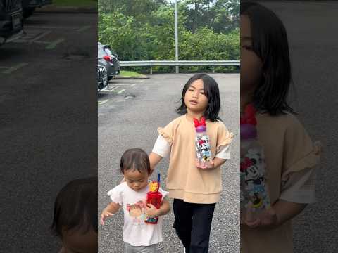 Kadang-kadang bukan burung jer datang! kucing pun selalu datang kalau Kami tengah makan