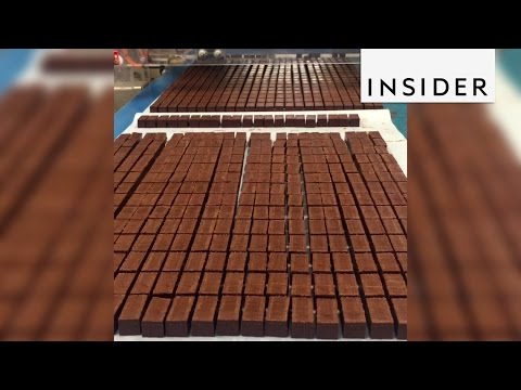 Entre na fábrica La Maison du Chocolat, que produz milhares de chocolates diariamente
