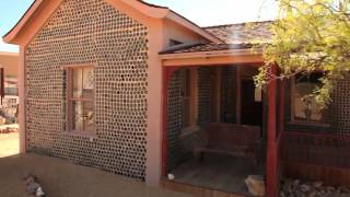 preview picture of video 'Tom Kelly Bottle House, Rhyolite, Nevada (Spanish) - Unravel Travel TV'