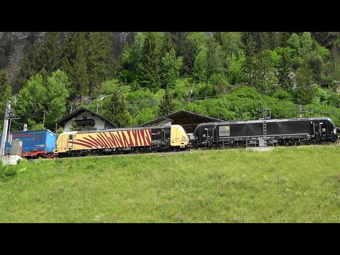 Brennerbahn: Güterzüge in St. Jodok am Brenner vor Kulisse der ⛰️ Stafflacher Wand - Klettersteig