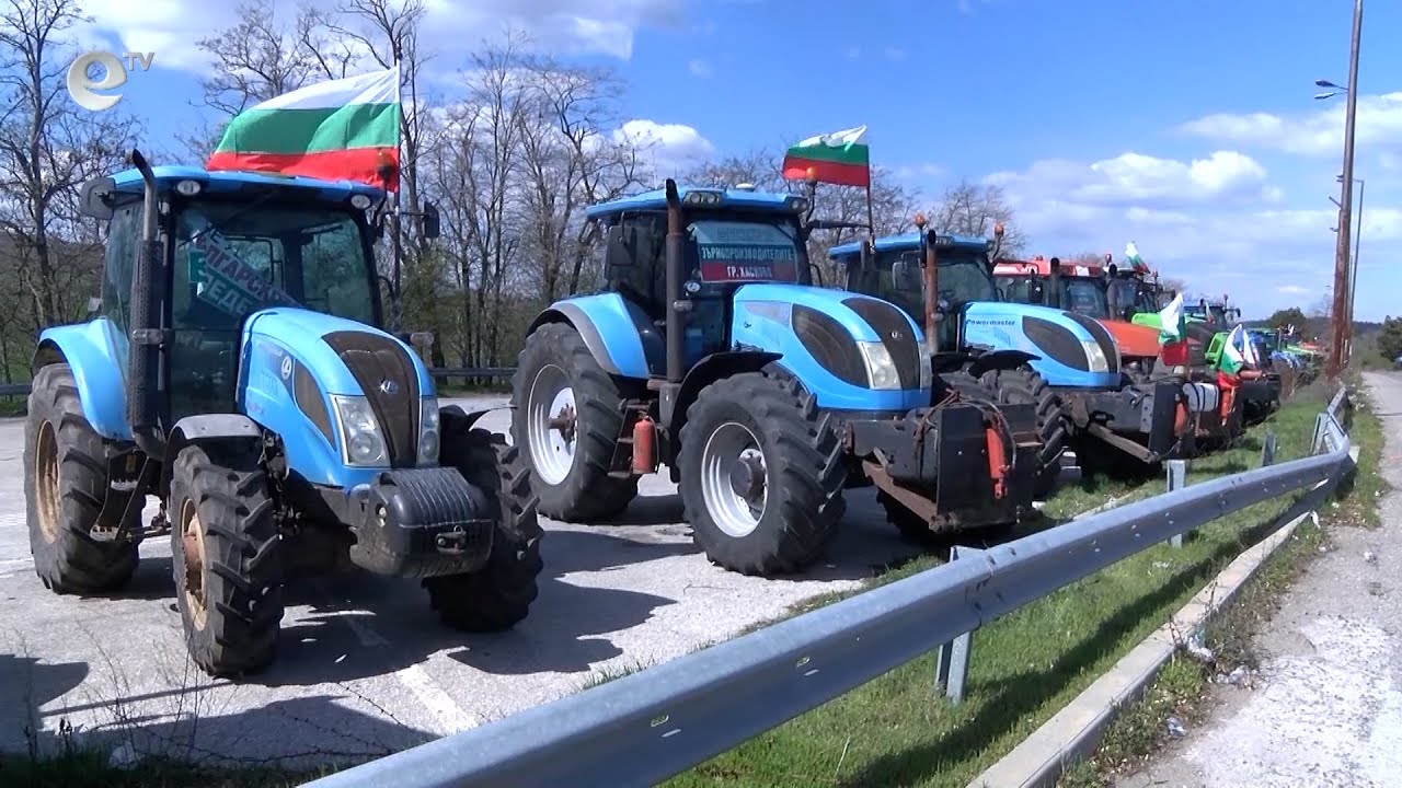 Паркираха над 30 трактора край Е-80 като протест срещу вноса на зърно от Украйна