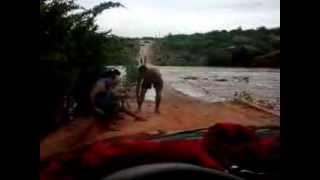 preview picture of video 'Água passando sobre a ponte do Povoado Barreiro Branco, Cristalândia, Brumado, Bahia.'