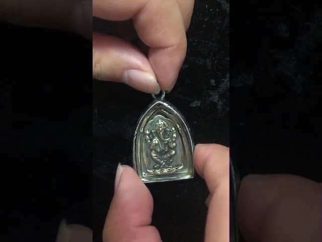 Vídeo relacionado con Collar con colgante de acero inoxidable para hombre, regalos para fanáticos de los héroes de la película