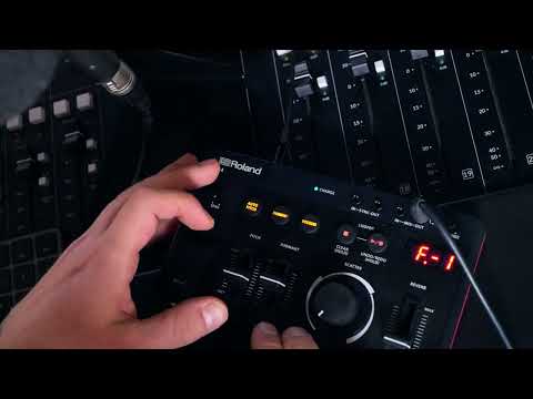 Roland E-4 AIRA Compact Voice Tweaker – Basic Demo (No Talking with German talk & English subtitles)