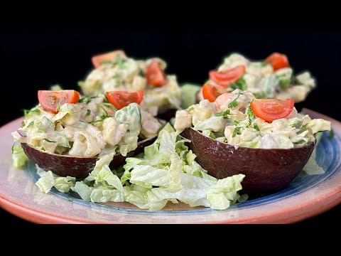 Aguacates rellenos de gambones