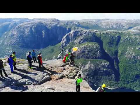 Amazingv basejumpers at Kjerag